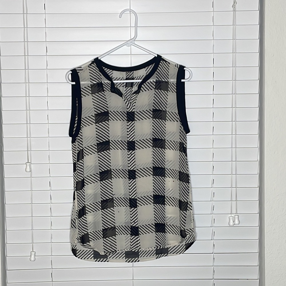 Banana republic sleeveless blouse size M